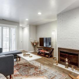 Charming & Bright Multilevel Townhome with Parking, hótel í Chicago