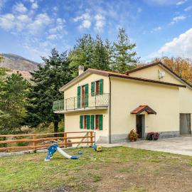 4 Bedroom Awesome Home In Codivara, hotel u gradu 'Codivara'