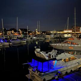 LUXURY 40 FOOT YACHT ON 5 STAR OCEAN VILLAGE MARINA SOUTHAMPTON - minutes away from city centre and cruise terminals - Free parking included, hotel a Southampton