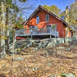 Deck + Forest Views: Secluded Cresco Cabin!, Hotel in Cresco