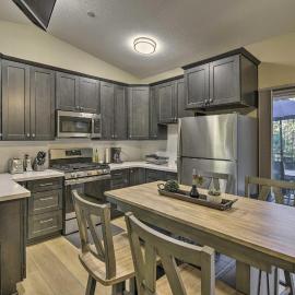 Secluded Butte Meadows Cabin w/ Deck & Grill!، فندق في Butte Meadows