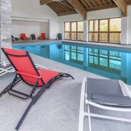 Vars में, होटल Appt Le Hameau Des Rennes 4 étoiles Pieds des pistes Piscine Intérieure Extérieure