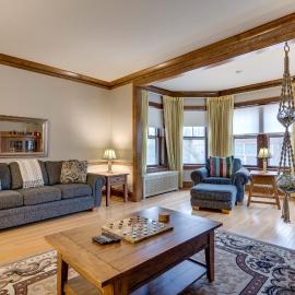 Lovely Near Loyola - Enjoy the Wonderful Outdoor Space and Sun Room - Room for the Whole Crew apts, hotel in Chicago