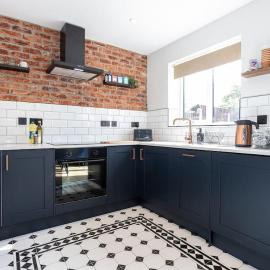 Railway House - Central Warrington - Sleeps 6