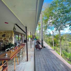 Golden Retreat Ultimate 5 Bed - Villa & Guesthouse, hotel in Uki