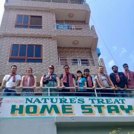 Natures Treat Homestay، فندق في Tānsen
