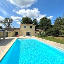Maison de vacances avec piscine，尚塞拉德的飯店