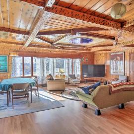 Retro Rhinelander Lake Retreat w/ Fire Pit!, hotell i Rhinelander
