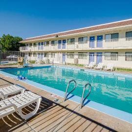 Motel 6 Thornton, hotel en Thornton