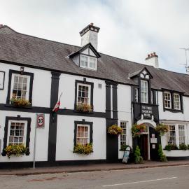 Three Salmons Hotel, hotel Uskban