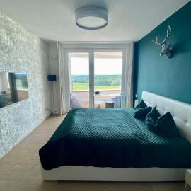 Viesnīca ALPEN-PANORAMA SUITE - Einzigartige Privatsuite hoch über München, 12tes OG, Alpenblick, Loggia, Whirlpool, 15 Minuten zum Zentrum, Ruhe und Erholung in der Stadt München für privat und geschäftlich Reisende Minhenē