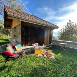 Jolie cabane avec jacuzzi pour les amoureux de la nature, hotel em Tullins