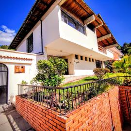 Casa Cumbre Mérida, Espectacular Vista, ubicación y comodidad โรงแรมในMérida