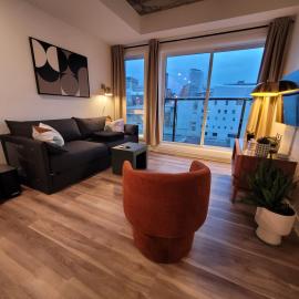 CONDO MID-CENTURY MODERN STYLE - POOL/TERRACE, hotel i Québec