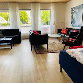 Hyggeligt byhus ved glasværkstedet på Nordmors，Sejerslev的飯店