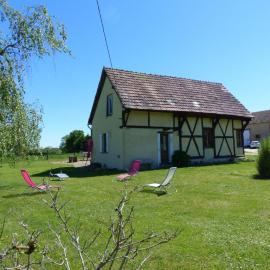 Maison authentique de Sologne avec piscine partagée, jardin et 3 chambres - FR-1-489-12, hôtel à Diou