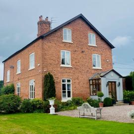 Golborne Manor Bed and Breakfast, hotel in Chester