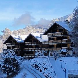 Les Mayens de l'Ours - At the foot of Piste de l'Ours' slope!