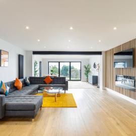 Free Parking Stylish & modern 4-bedroom home with sea views