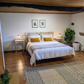 Casa Canela apartment and pool., hotel v destinaci Serpins