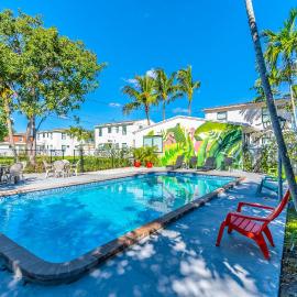 Renovated Apts with Kitchen, Fast WiFi, Smart TV, Roku & Pool Onsite 4 mi to Surfside Beach, hotel i North Miami