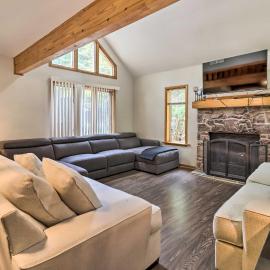 Hot Tub + Game Room: Peaceful Poconos Home!, hotell sihtkohas Lake Harmony