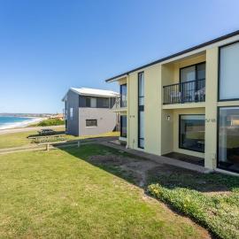 South Seas 5 - Absolute Beachfront Escape near Cafés, hotel in Port Elliot