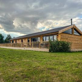 4Bed Lodge Sleeps8-Pet Friendly-Hot Tub-Log Burner