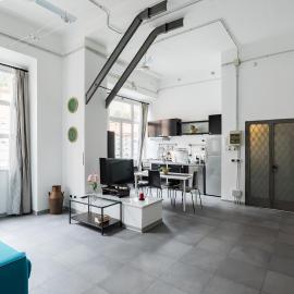 Spacious Modern Loft Steps from Trevi Fountain