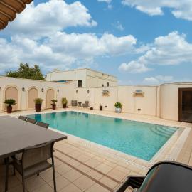 LUX VILLA with amazing BBQ, Pool Area & WIFI by 360 Estates, hotel in Is-Swieqi