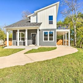 Denison Home w/ Balcony: Walk to Downtown!, hotel in Denison