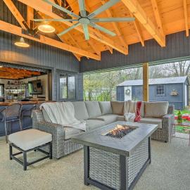 Riverfront Zanesville Getaway w/ Private Bar!、Dresdenのホテル