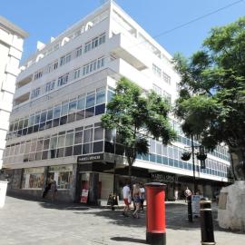 Best location 2 bed2 bath w/lift in town! (Kosher), hotel in Gibraltar