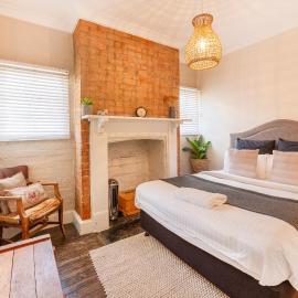 The Edward Townhouse 155 - Steps to Town، فندق في أورنج