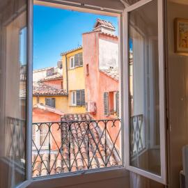 Spacious and bright flat close to the beach : heart of old Nice
