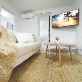 Seafoam Hideaway - Oceanfront Stay for 4