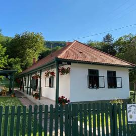 100 Éves Vendégház - Háromhuta, hotel in Háromhuta