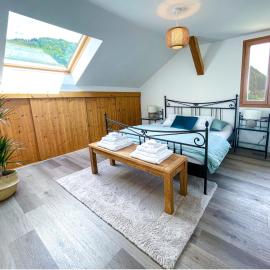Sweet & Cosy Chalet in the heart of the Swiss Alps، فندق في Troistorrents