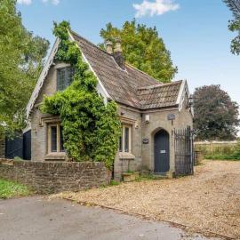 2 bedroom cosy cottage with hot tub in hambrook close to Bristol City Centre, khách sạn ở Bristol
