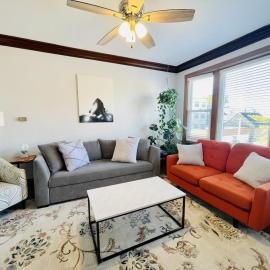 The Karlov. Gorgeous ,spacious 2BD/ 1BA w/ Parking, hotel i Chicago