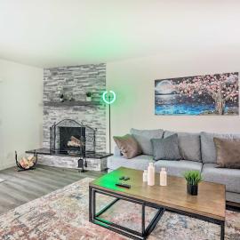 Relax Fireside & Play Pool! Home 4 Mi to Dtwn Reno, hotel in Reno