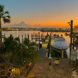 Key West Large waterfront condo with boat slip, sleeps 8, hotel in Key West