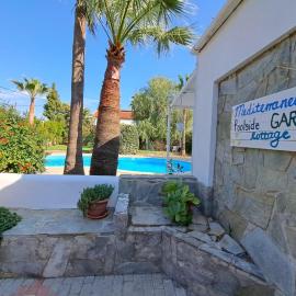 Mediterranean poolside garden cottage, hotel v destinácii Kiti