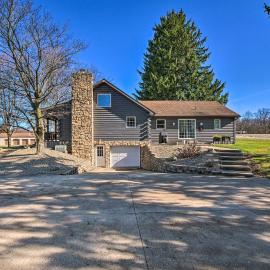 Spacious Massillon Log Cabin w/ Fire Pit!, hotel en Massillon