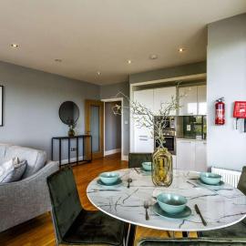 Private Room Available in Spacious High Rise Apartment with Park & City View, hotel in Dublin