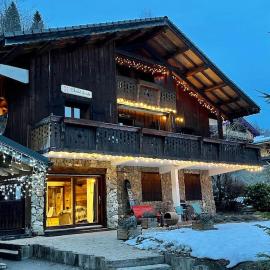Family Chalet, Stunning Views & New Hot Tub, hotel in La Côte dʼArbroz