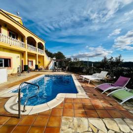 Casa Maca, espectacular casa con piscina y vistas, hotel en Olivella