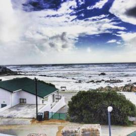Apt on Beach front, Modern 2BR Solar, 50m to beach، فندق في Strandfontein