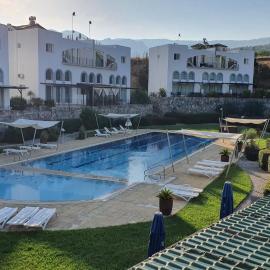 Beach Apartment in a quiet area, Hotel in Bahçeli