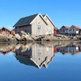 Exceptional Cottage 2 meters from the sea, possible to rent boat, Bekkjarvik, 60 km from Bergen, hotel u gradu Gauksheim